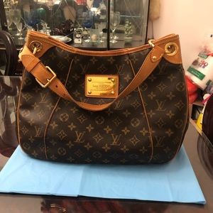 Authentic Louis Vuitton galleria monogram Pm